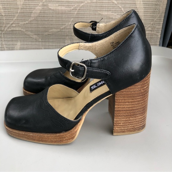 Candie’s Y2K Vintage 90’s Chunky Block Heel Mary Janes. Size 7. - Picture 2 of 6